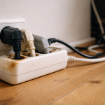 Varm stikprop og lugt af brændt plast? Så stopper du i tide